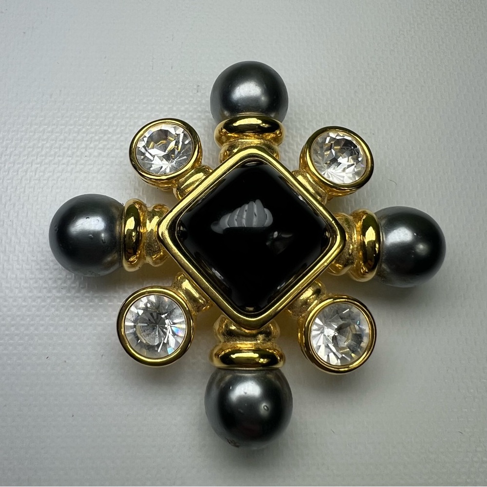 JOAN RIVERS LARGE FANCY PIN - FIT FOR ROYALTY GOLD TONE